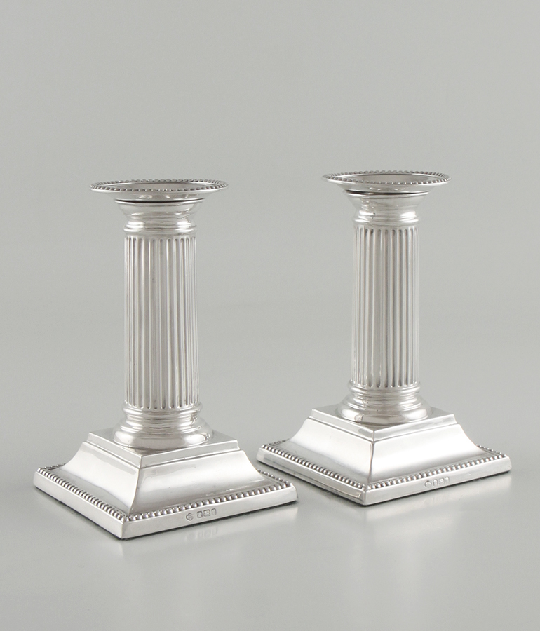 Paar kleine Saeulenleuchter detail1