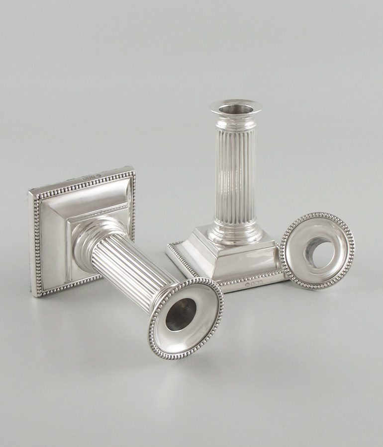 Paar kleine Saeulenleuchter detail2